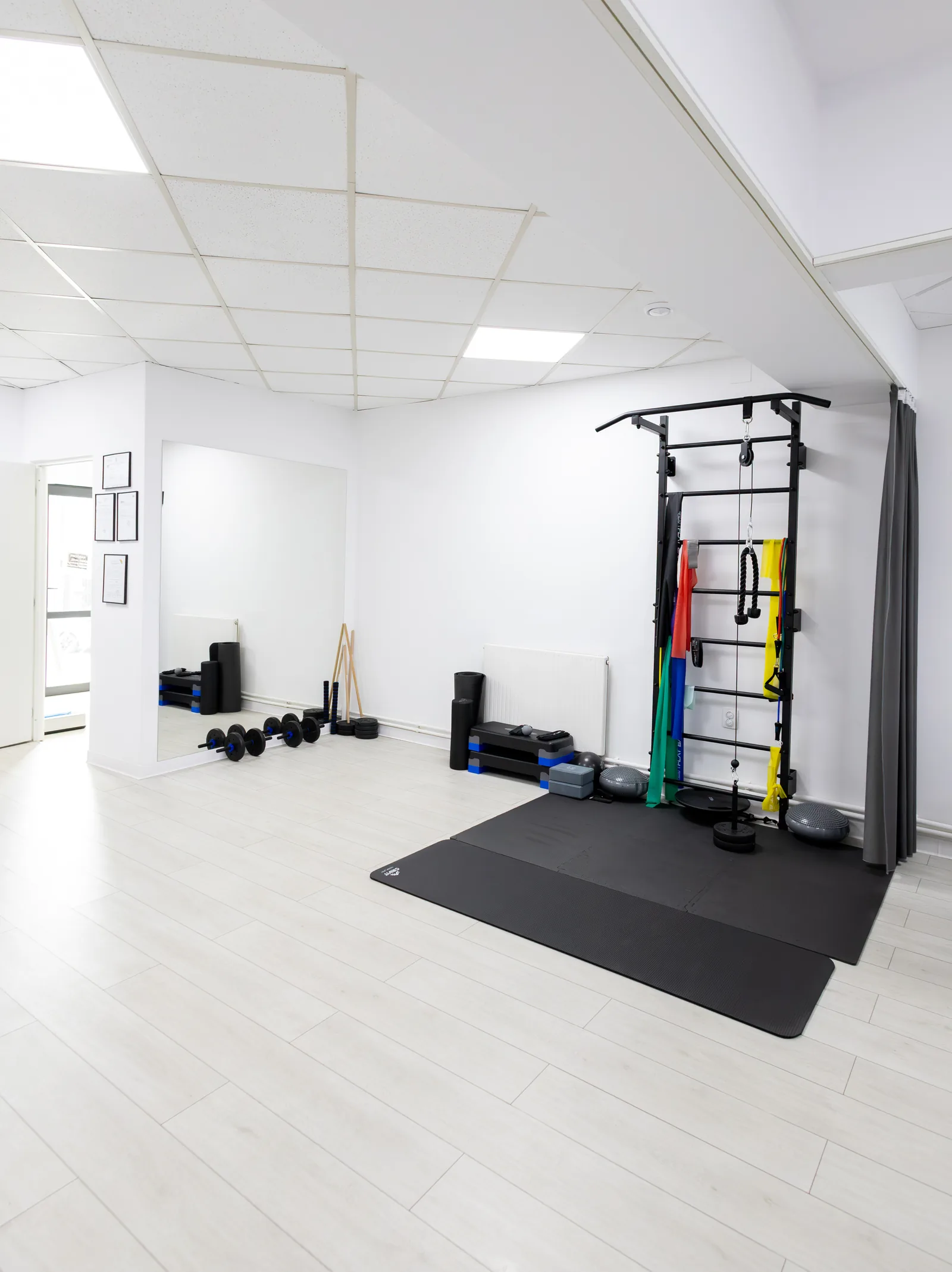 Sala de kinetoterapie ELITE: spalier, saltele și gantere